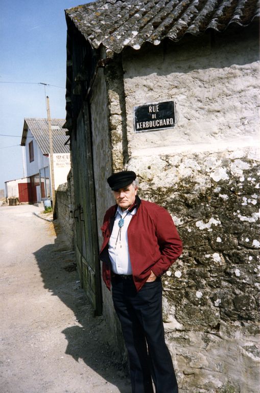 Louis at the corner of Rue de Kerbouchard in Bats sur Mer.